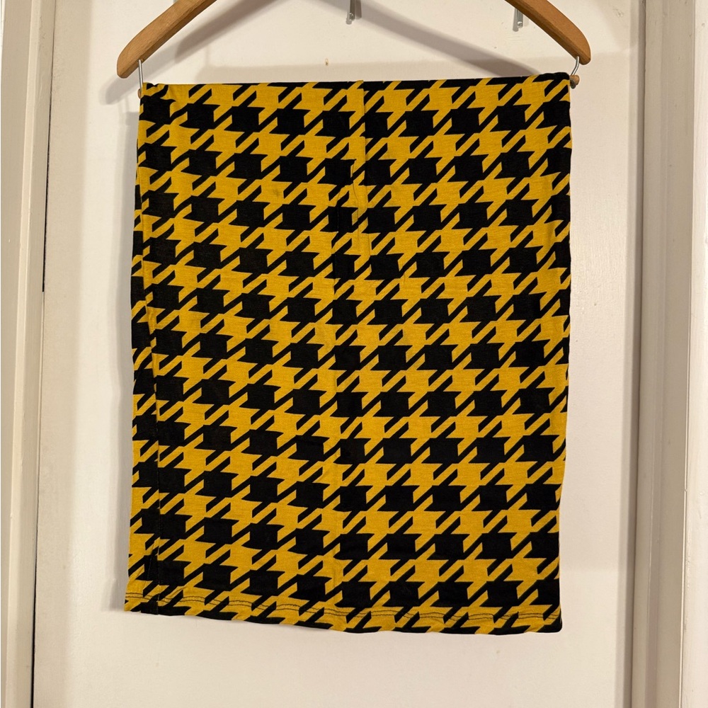 Tres Bien hounds tooth skirt size small